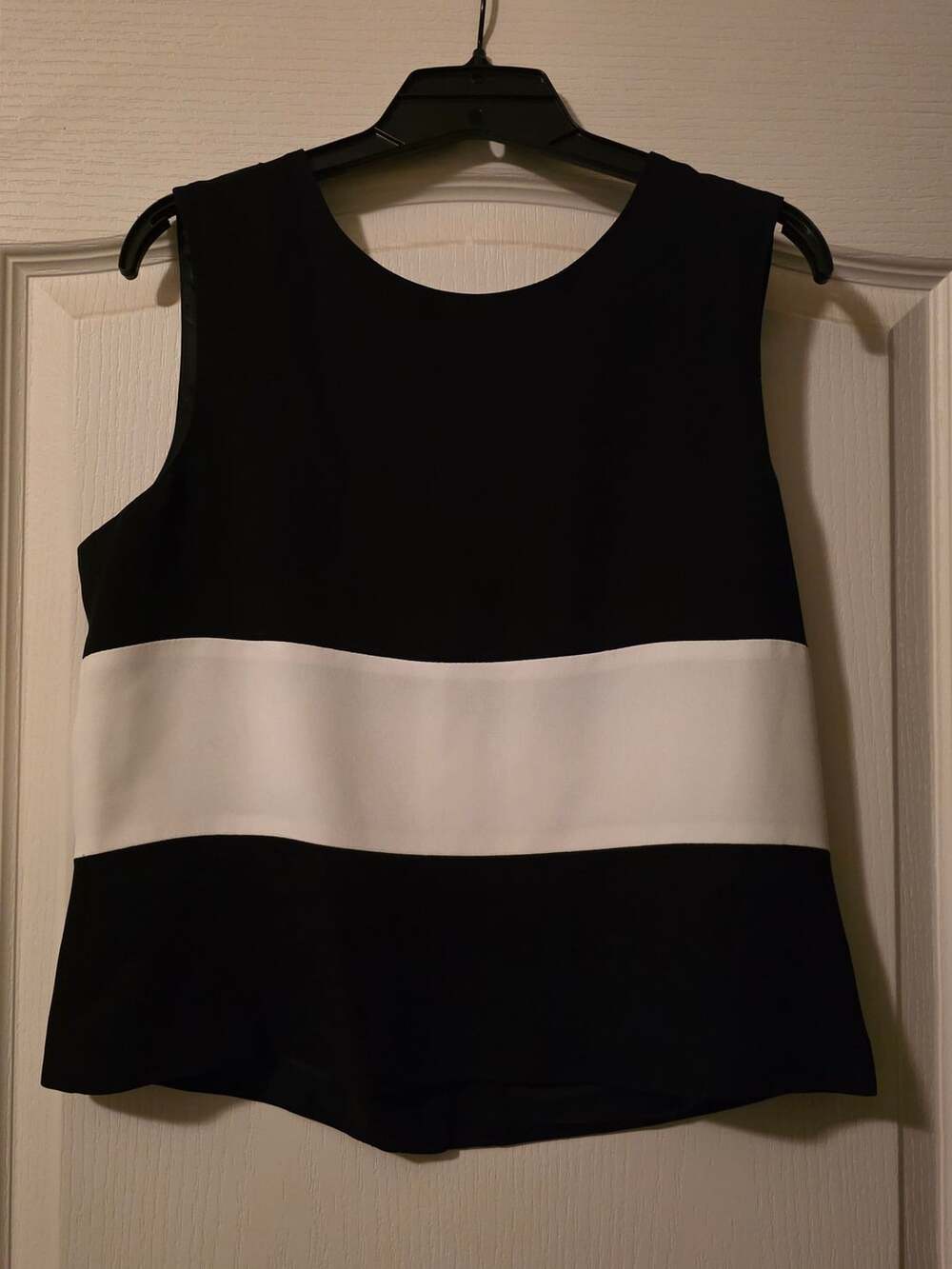 Casual Corner Annex Black And Cream Colorblock Sleeveless Top Size 12